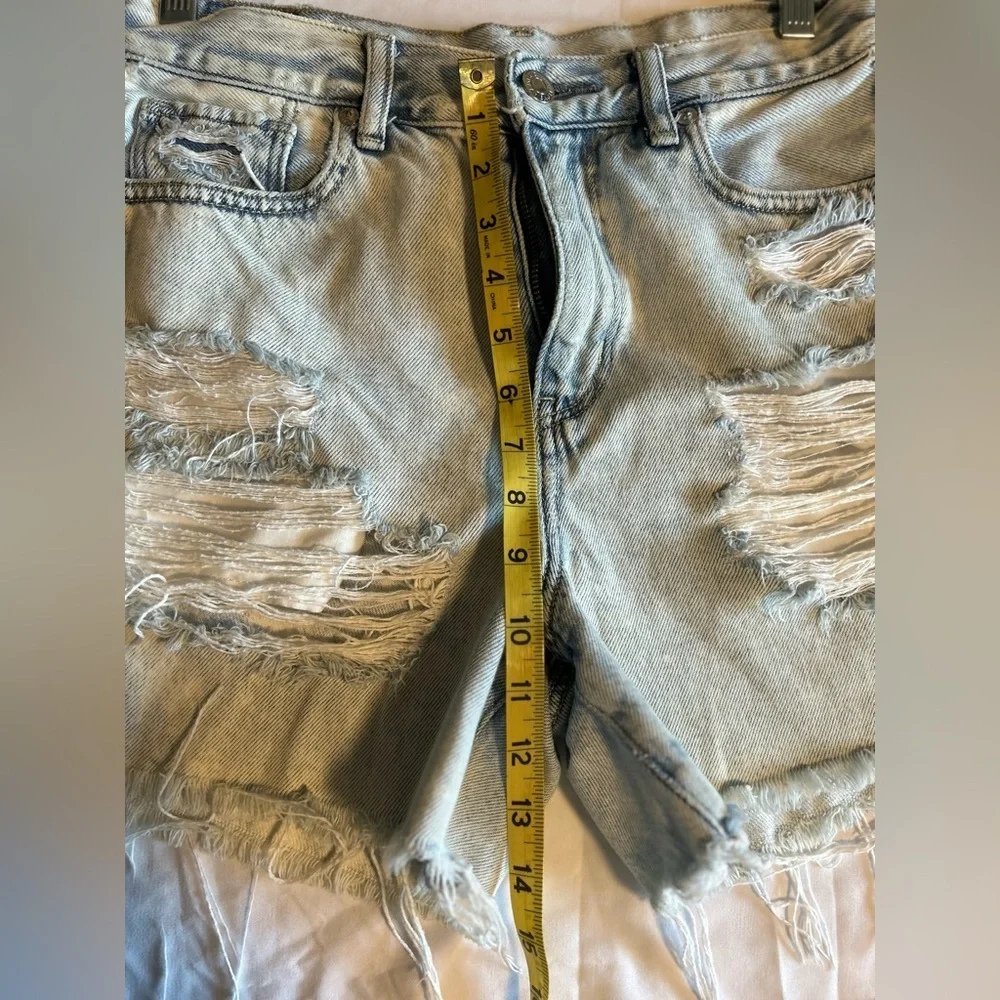American Eagle Distressed Light Wash Denim Shorts – Size 2